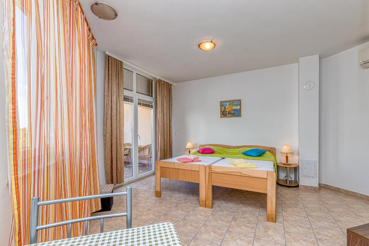 Sunrise Apartments Rovigno Esterno foto