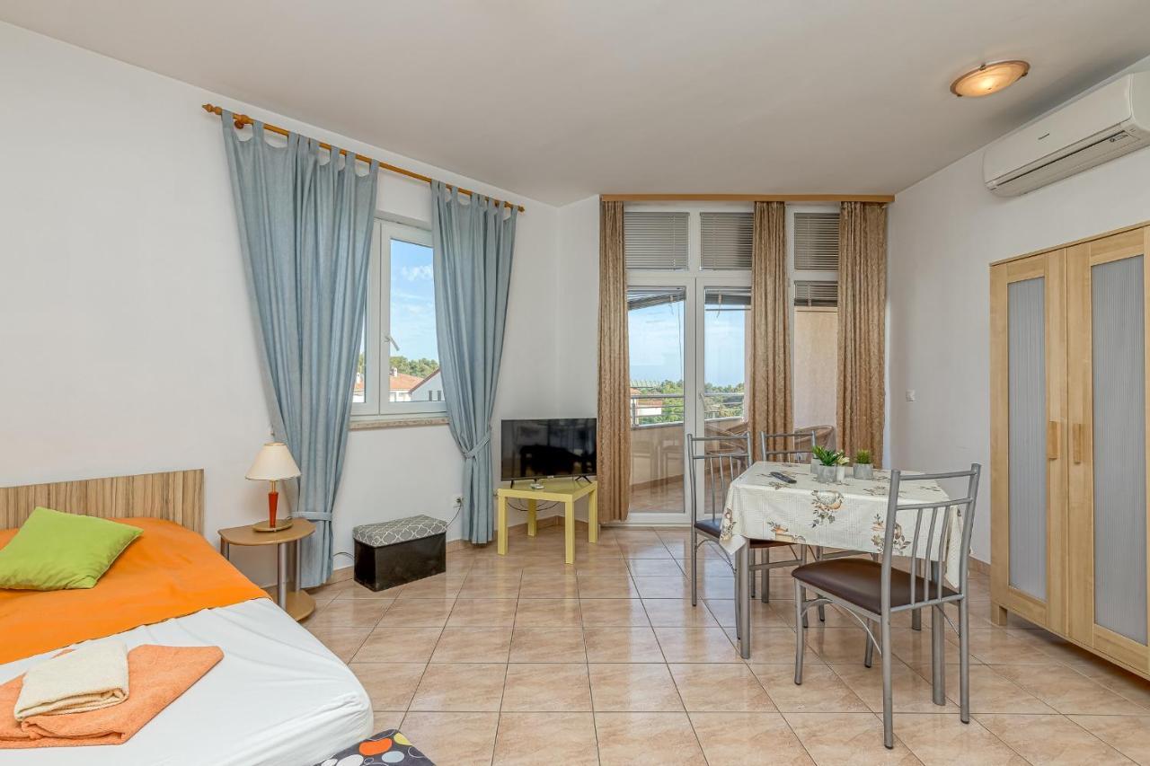 Sunrise Apartments Rovigno Esterno foto